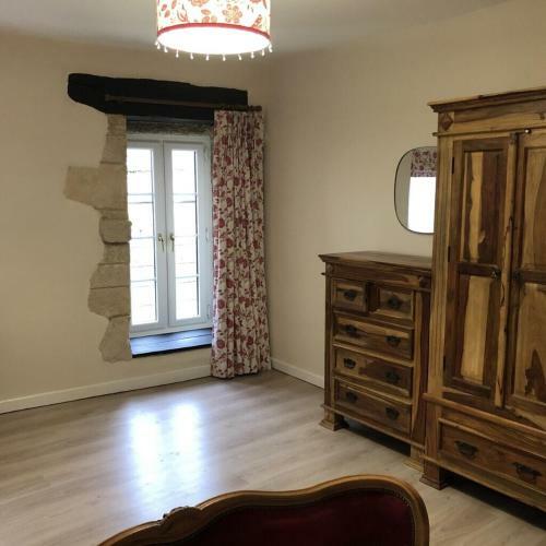 Blacksmiths Cottage In Blanzay - 3 Beds