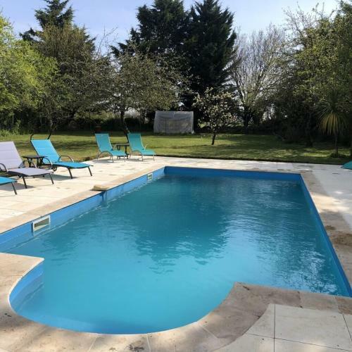 Blacksmiths Cottage In Blanzay - 3 Beds