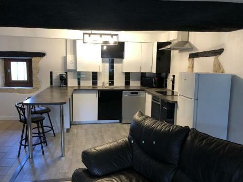 Blacksmiths Cottage In Blanzay - 3 Beds