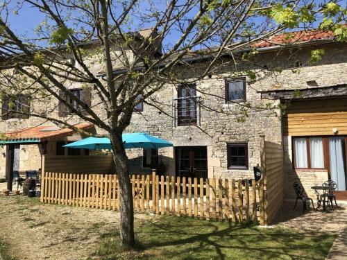 Blacksmiths Cottage In Blanzay - 3 Beds