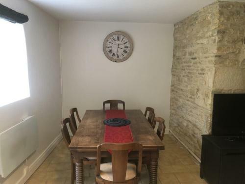 Blacksmiths Cottage In Blanzay - 3 Beds