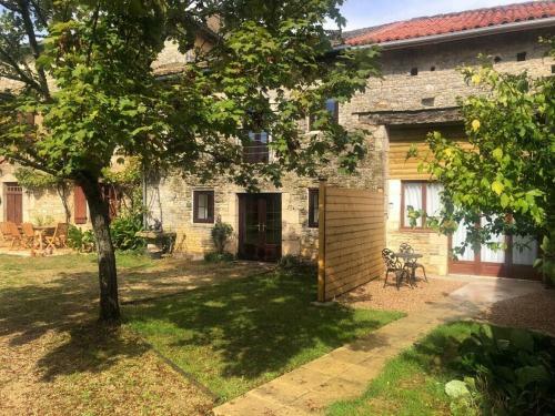 Blacksmiths Cottage In Blanzay - 3 Beds