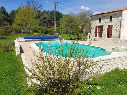 House With One Bedroom In Bussac Foret With Shared Pool And Wifi