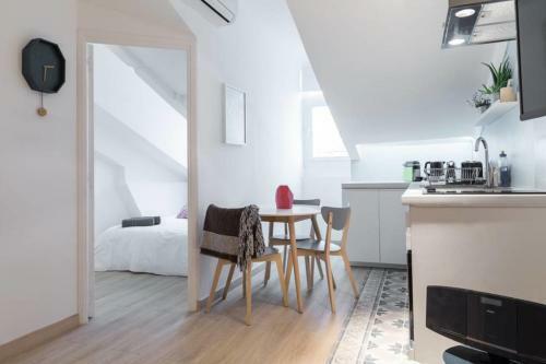 Charming 1 Bedroom Apartment Center