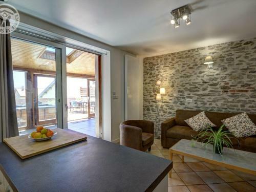 G�te Cellieu, 4 Pi�ces, 6 Personnes - Fr-1-496-8