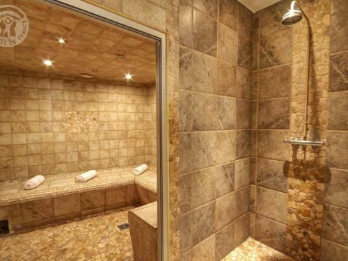 G�te Cellieu, 4 Pi�ces, 6 Personnes - Fr-1-496-8