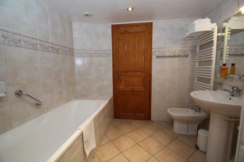 Very Spacious Apartment 140m2 For 8 To 11 People