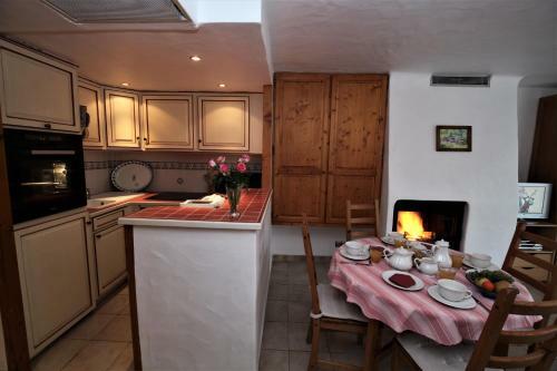 Apartment Ecureuil 200m - Living Room With Fireplace