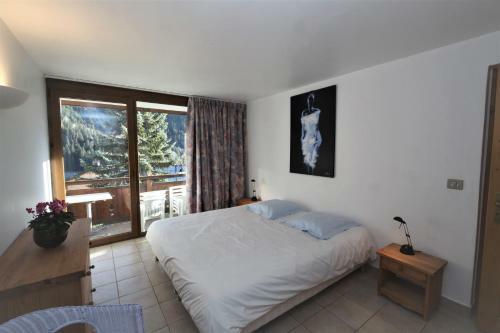 Apartment Ecureuil 200m - Living Room With Fireplace