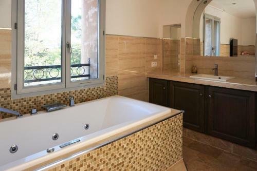 Cuers Villa Sleeps 12 With Pool Air Con And Wifi