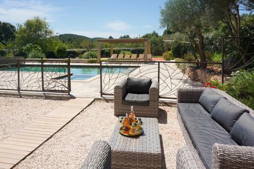 Cuers Villa Sleeps 12 With Pool Air Con And Wifi