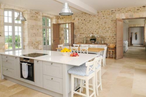 Filouane Chateau Sleeps 16 Pool Wifi