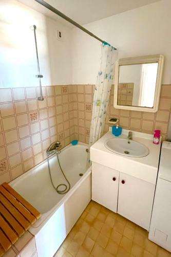 Apartamento Bright Studio With Balcony 400m From The Beach