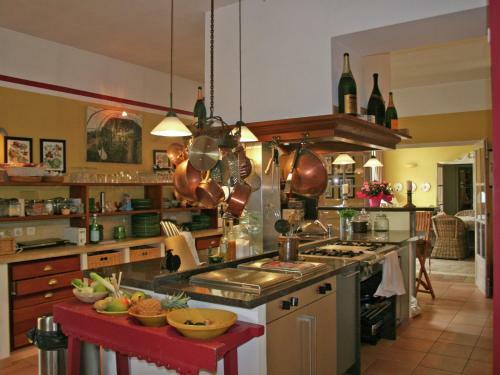 Spacious Mansion In Grignan With Swimming Pool