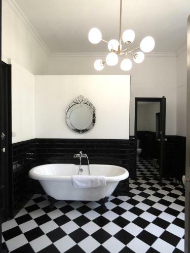 Hostal Chateau de Hi�ville