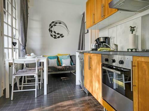 Beautiful Apartment In Isigny-sur-mer With Private Terrace