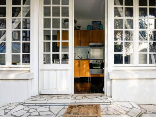 Beautiful Apartment In Isigny-sur-mer With Private Terrace