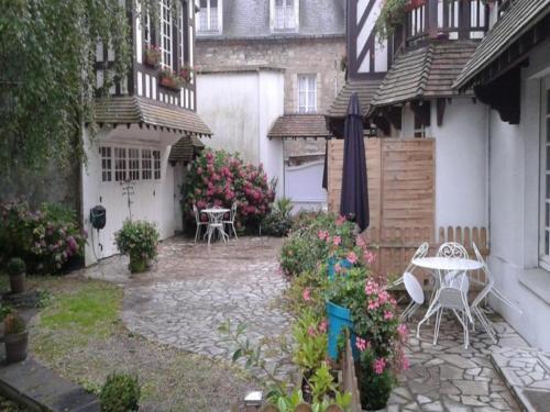 Beautiful Apartment In Isigny-sur-mer With Private Terrace