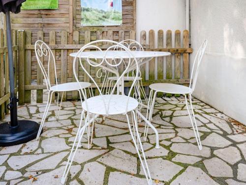 Beautiful Apartment In Isigny-sur-mer With Private Terrace