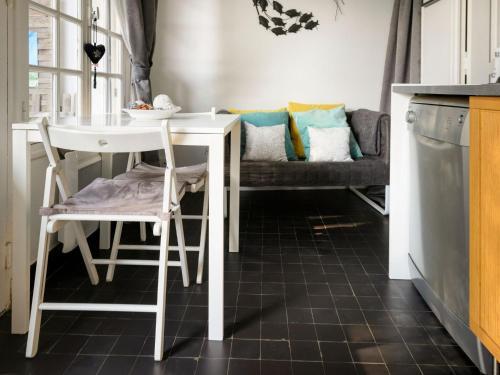 Beautiful Apartment In Isigny-sur-mer With Private Terrace
