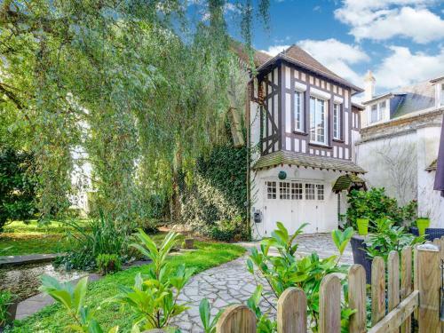 Attractive Apartment In Isigny-sur-mer Near Centre