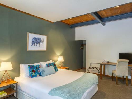 The Narrows Landing Hotel