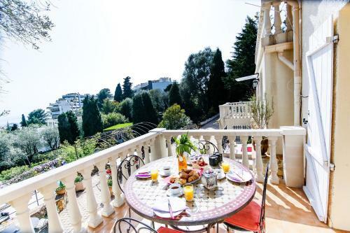 Grand Villa Overlooking Cannes And The Sea.