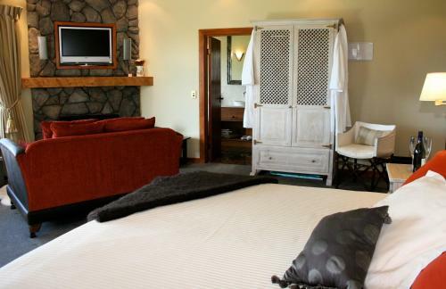 Acacia Bay's Tauhara Sunrise Lodge