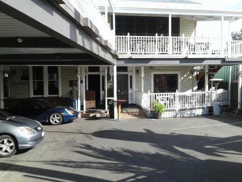 Bed & Breakfast Shooters Saloon