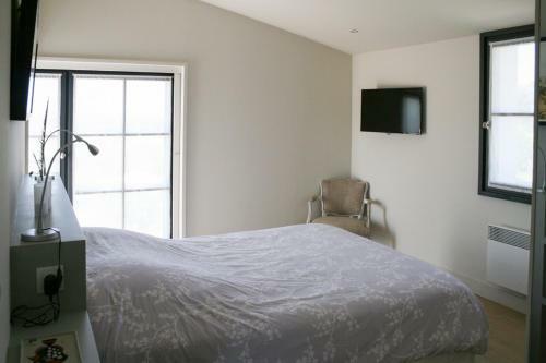 Les Portes-en-re Villa Sleeps 14 With Pool