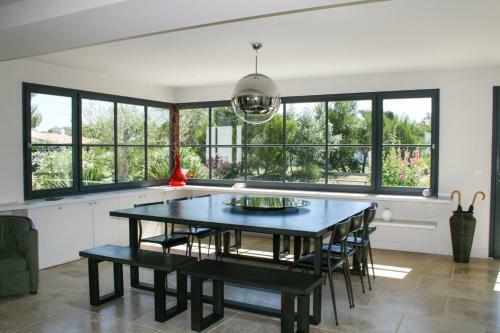Les Portes-en-re Villa Sleeps 14 With Pool