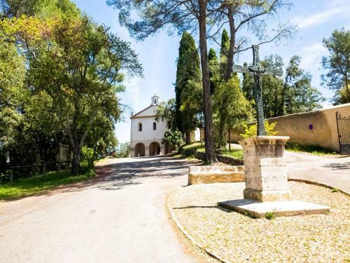 Authentic Holiday Home In Lorgues With Garden