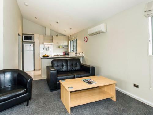 Clearbrook Motel & Serviced Apartments