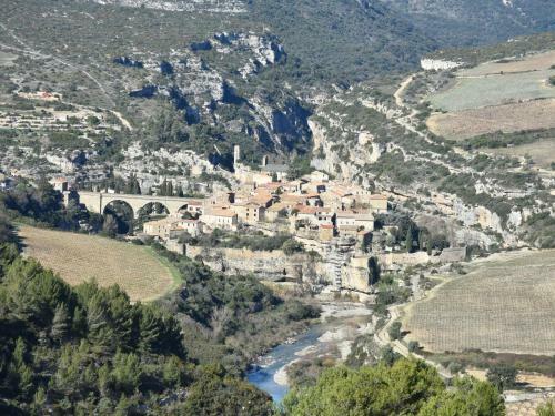 Cosy Villa In Montbrun-des-corbieres With Jacuzzi