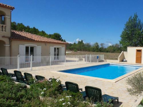 Cosy Villa In Montbrun-des-corbieres With Jacuzzi