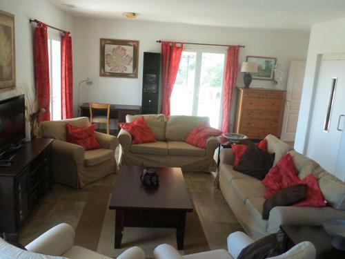Cosy Villa In Montbrun-des-corbieres With Jacuzzi