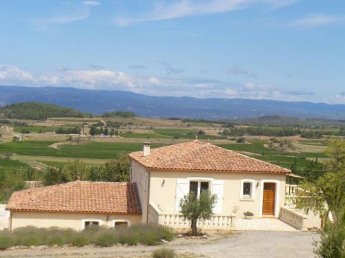 Cosy Villa In Montbrun-des-corbieres With Jacuzzi