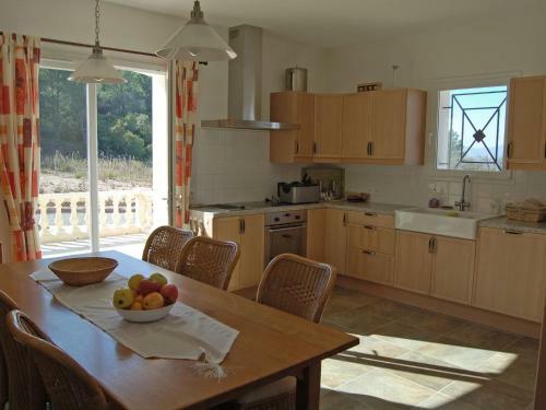 Cosy Villa In Montbrun-des-corbieres With Jacuzzi