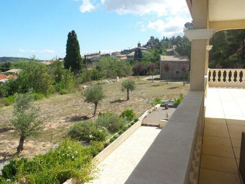 Cosy Villa In Montbrun-des-corbieres With Jacuzzi