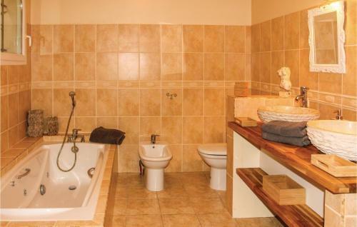 Five-bedroom Holiday Home In Montelimar