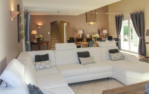 Five-bedroom Holiday Home In Montelimar