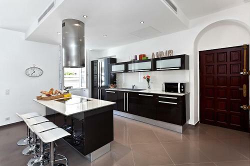 Sunlight Properties - Amourviolette - Central Apartment W Rare Terrace