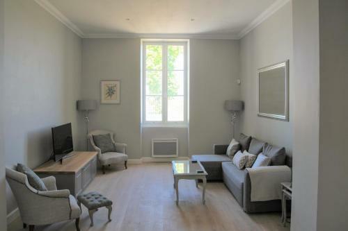 Pauillac Chateau Sleeps 10 With Pool And Wifi