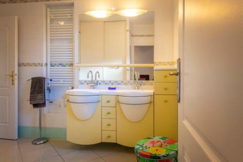 Pezenas Villa Sleeps 9 With Pool Air Con And Wifi