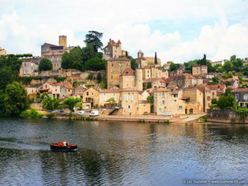 Cozy Holiday Home In Puy-l'ev�que With Terrace