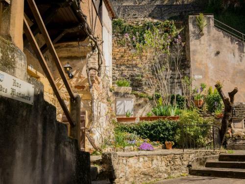 Cozy Holiday Home In Puy-l'ev�que With Terrace