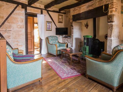 Cozy Holiday Home In Puy-l'ev�que With Terrace