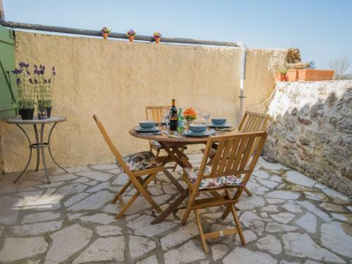 Cozy Holiday Home In Puy-l'ev�que With Terrace