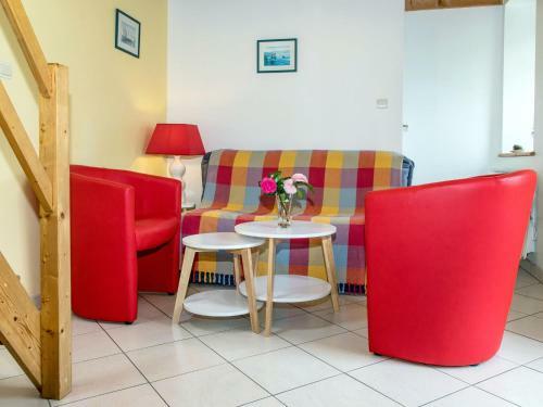 Comfortable Holiday Home In Roscoff With Garden