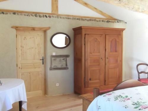 G�te Saint-georges-de-baroille, 4 Pi�ces, 7 Personnes - Fr-1-496-170